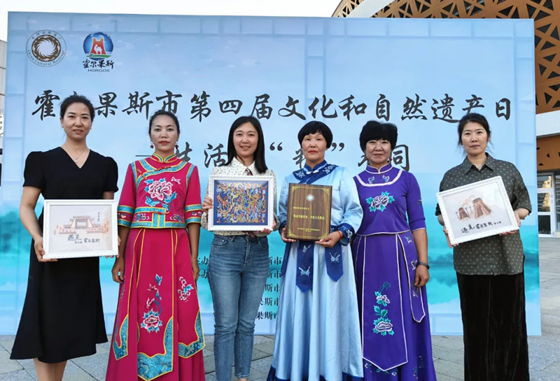 (向市文旅局赠送刺绣作品)