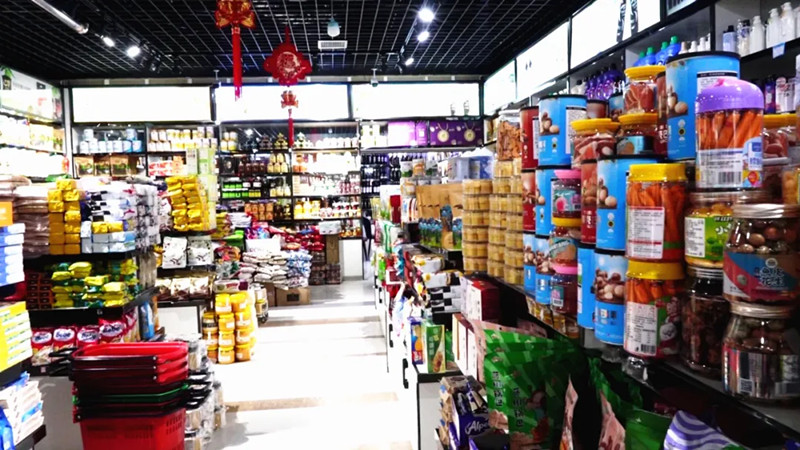 (种类繁多的进口食品店)