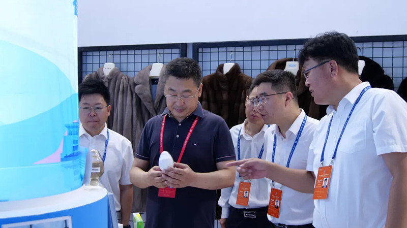 (州党委常委、市委书记冯卓巡馆并察看霍尔果斯参展产品。李勇 摄)2
